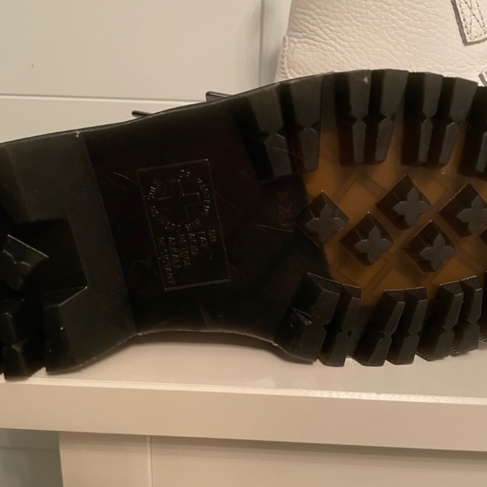 Genuine Dr. Marten Devon heart boot size 6. - Picture 5 of 8